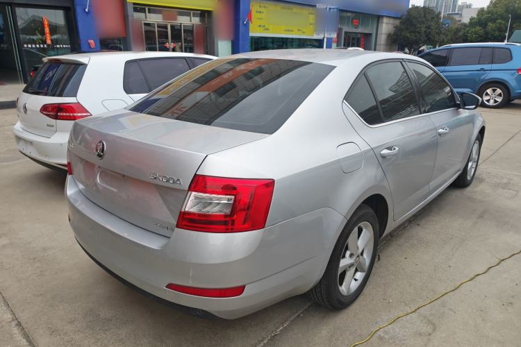 Used Skoda Octavia 2015 1.6L Automatic Yijie Edition Rear Right 45 Deg