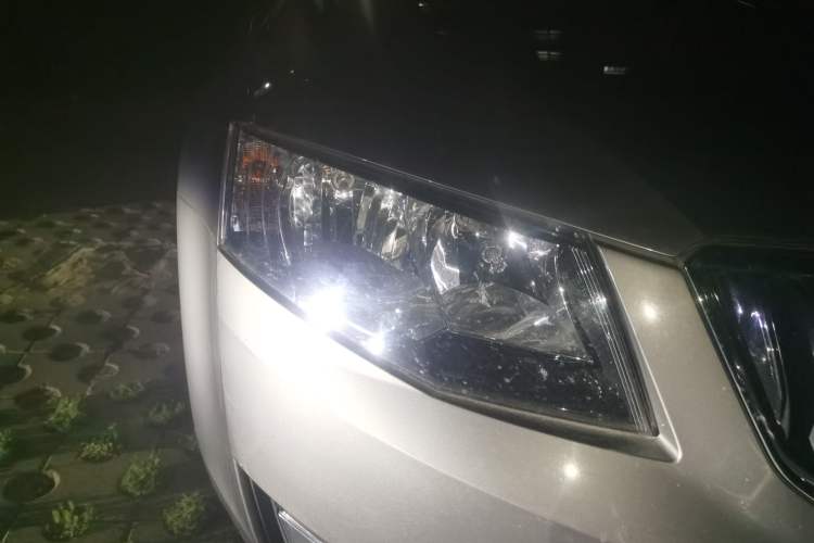 Used Skoda Octavia 2015 1.6L Manual Yijun Edition Right Front Headlight
