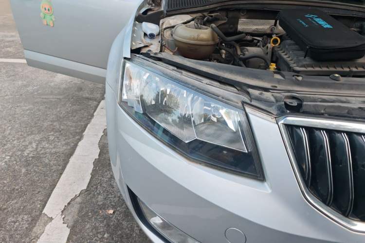 Used Skoda Octavia 2015 1.6L Automatic Yijie Edition Right Front Headlight