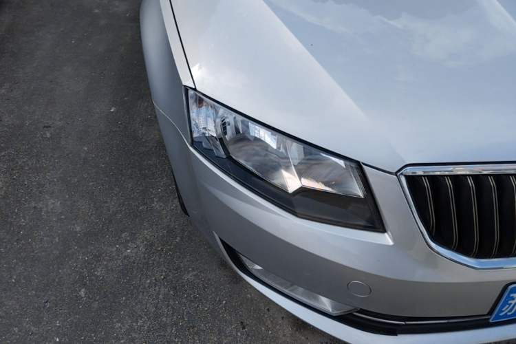 Used Skoda Octavia 2015 1.6L Manual Yijie Edition Right Front Headlight