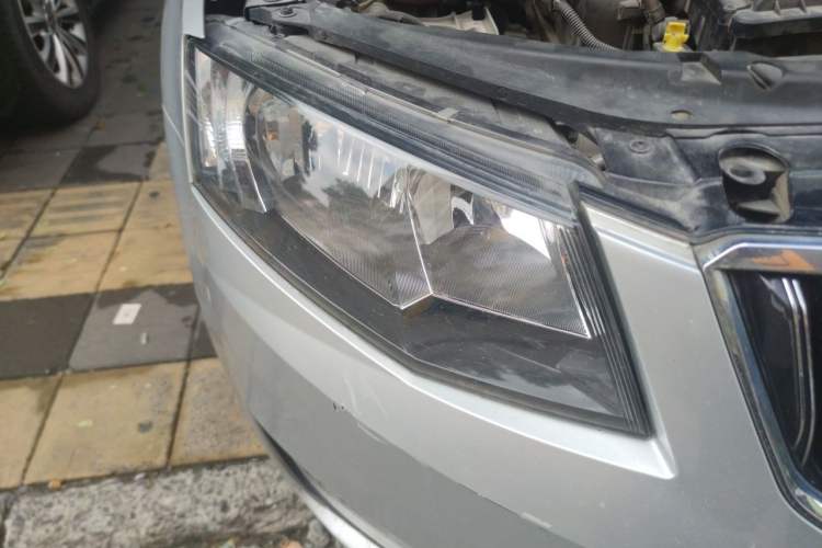 Used Skoda Octavia 2015 1.6L Automatic Yijun Edition Right Front Headlight