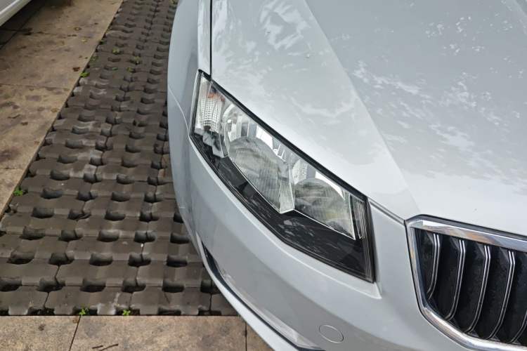 Used Skoda Octavia 2015 1.6L Automatic Yijie Edition Right Front Headlight