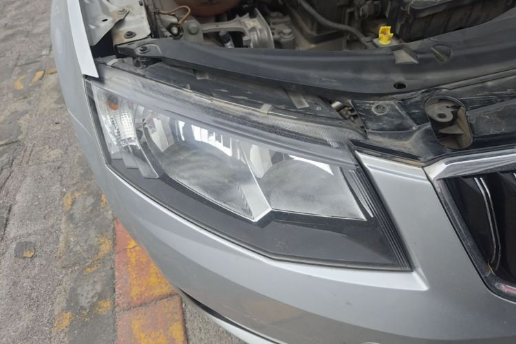 Used Skoda Octavia 2015 1.6L Automatic Yijie Edition Right Front Headlight