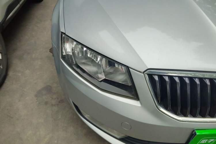 Used Skoda Octavia 2015 1.6L Manual Yijie Edition Right Front Headlight