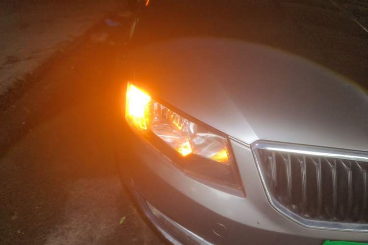 Used Skoda Octavia 2015 1.6L Automatic Yijie Edition Right Front Headlight