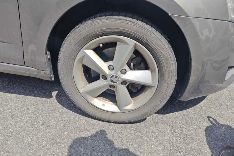 Used Skoda Octavia 2015 1.6L Automatic Yijun Edition Right Front Wheel Hub