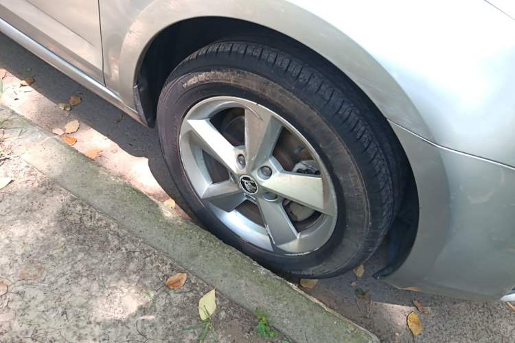 Used Skoda Octavia 2015 1.4TSI DSG Yijun Edition Right Front Wheel Hub