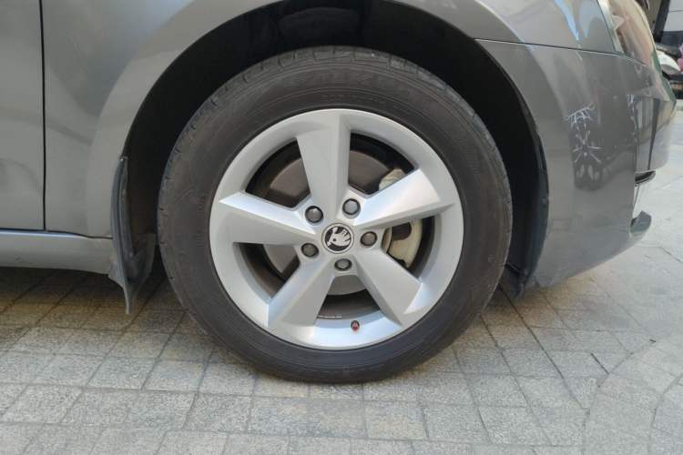 Used Skoda Octavia 2015 1.4TSI DSG Yijun Edition Right Front Wheel Hub