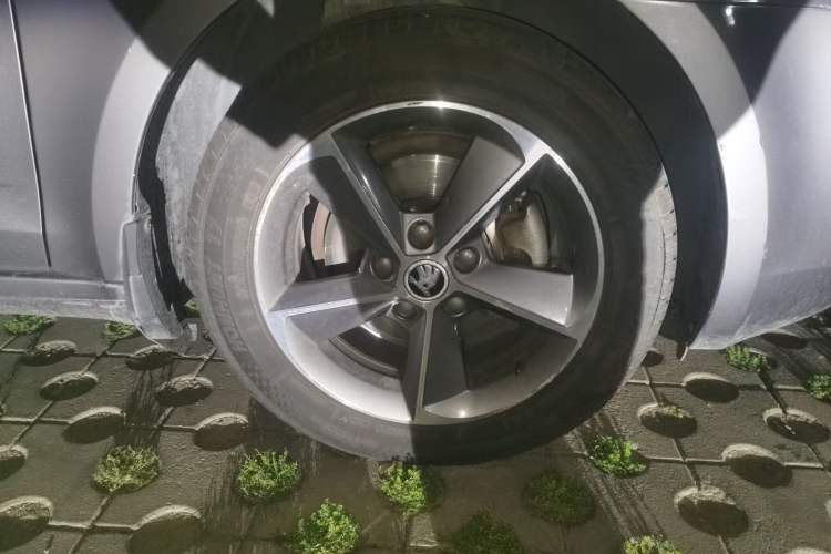 Used Skoda Octavia 2015 1.6L Manual Yijun Edition Right Front Wheel Hub
