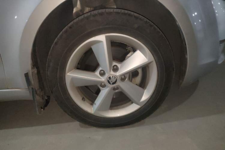 Used Skoda Octavia 2015 1.6L Automatic Yijie Edition Right Front Wheel Hub