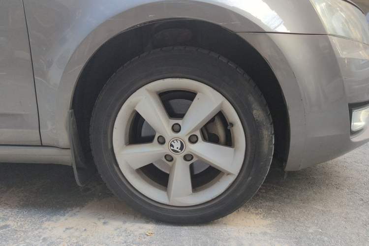 Used Skoda Octavia 2015 1.6L Automatic Yijie Edition Right Front Wheel Hub