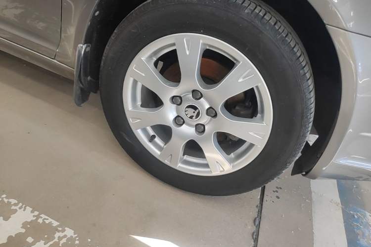 Used Skoda Octavia 2015 Classic Model 1.6L Automatic Yijie Version Right Front Wheel Hub