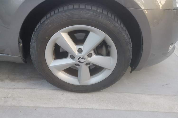 Used Skoda Octavia 2015 1.6L Automatic Yijun Edition Right Front Wheel Hub