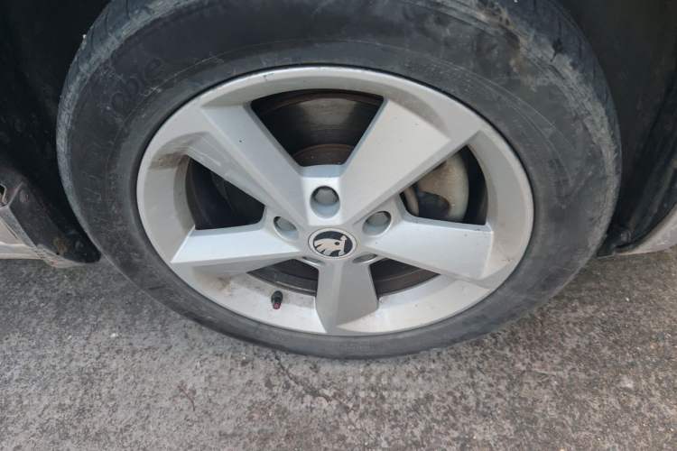 Used Skoda Octavia 2015 1.6L Automatic Yijie Edition Right Front Wheel Hub
