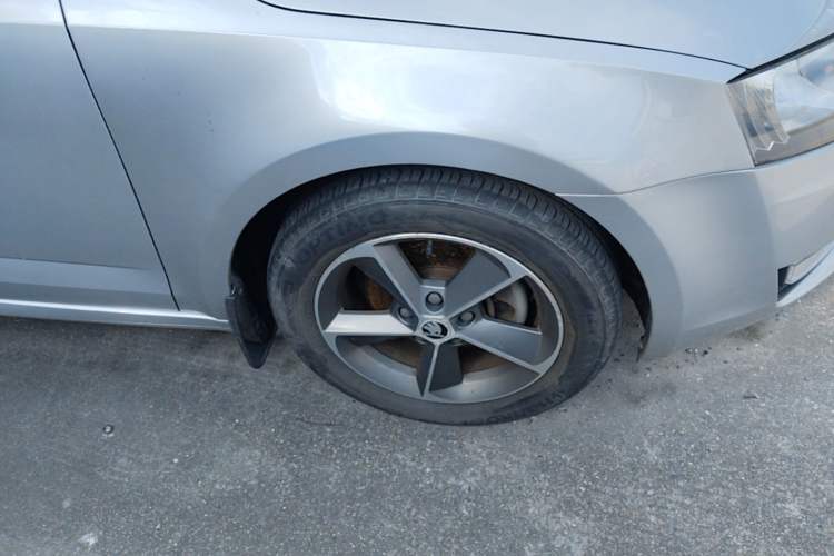 Used Skoda Octavia 2015 1.6L Manual Yijie Edition Right Front Wheel Hub