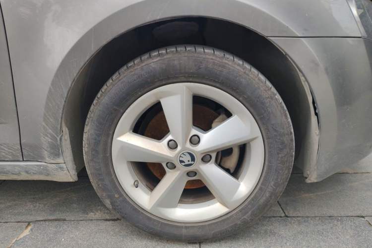 Used Skoda Octavia 2015 1.6L Manual Yijie Edition Right Front Wheel Hub