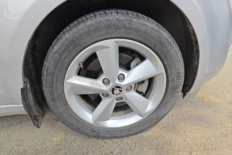 Used Skoda Octavia 2015 1.6L Automatic Yijun Edition Right Front Wheel Hub