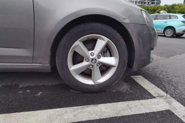 Used Skoda Octavia 2015 1.4TSI DSG Yijun Edition Right Front Wheel Hub