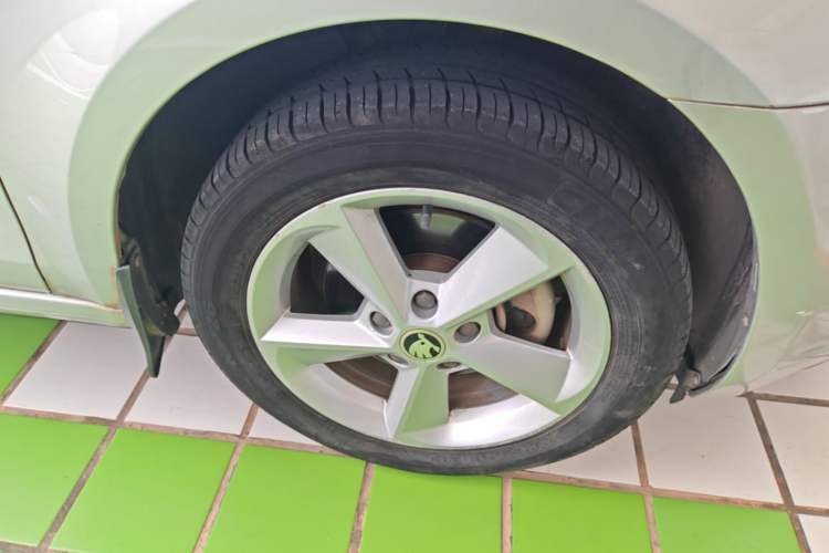 Used Skoda Octavia 2015 1.6L Automatic Yijie Edition Right Front Wheel Hub