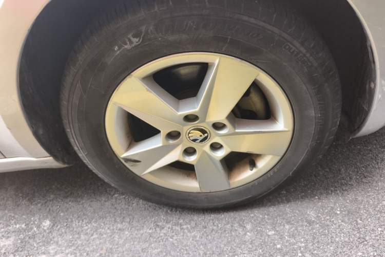 Used Skoda Octavia 2015 1.6L Manual Eado Edition Right Front Wheel Hub