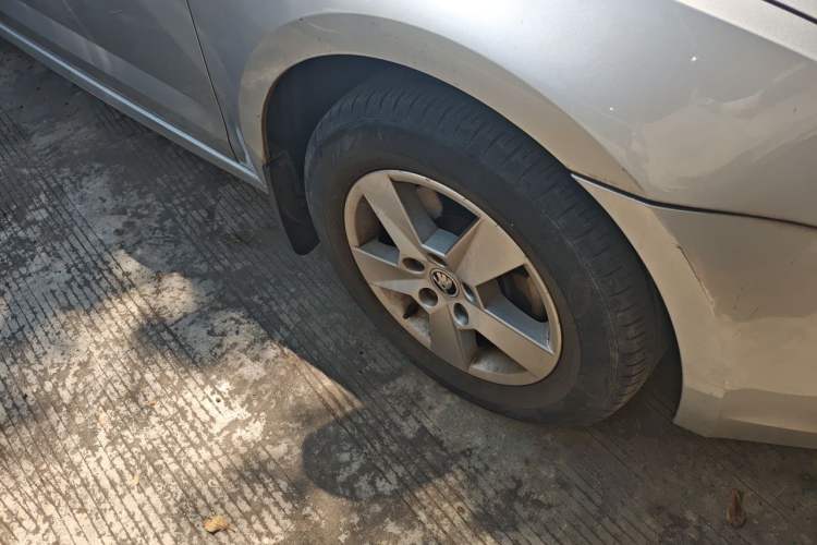 Used Skoda Octavia 2015 1.6L Automatic Eado Edition Right Front Wheel Hub