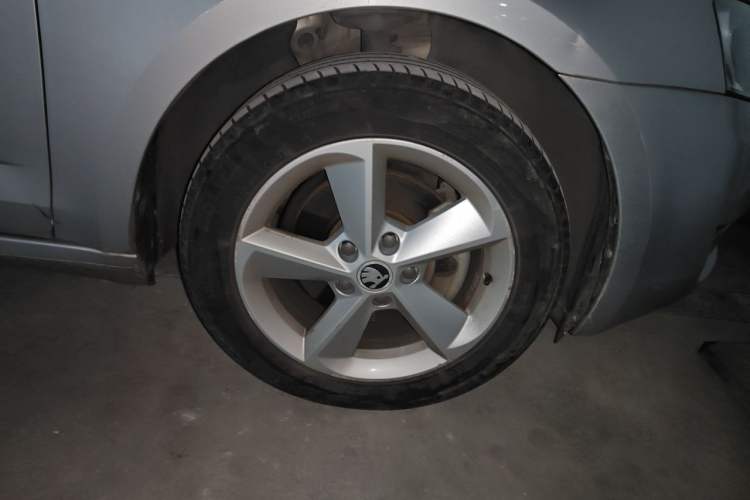 Used Skoda Octavia 2015 1.6L Automatic Yijun Edition Right Front Wheel Hub