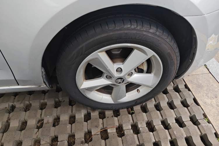 Used Skoda Octavia 2015 1.6L Automatic Yijie Edition Right Front Wheel Hub