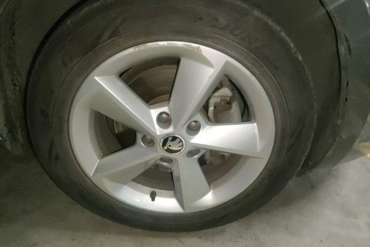 Used Skoda Octavia 2015 1.6L Manual Yijun Edition Right Front Wheel Hub