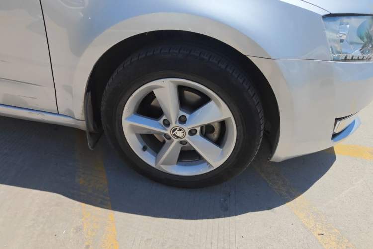 Used Skoda Octavia 2015 1.6L Automatic Yijun Edition Right Front Wheel Hub