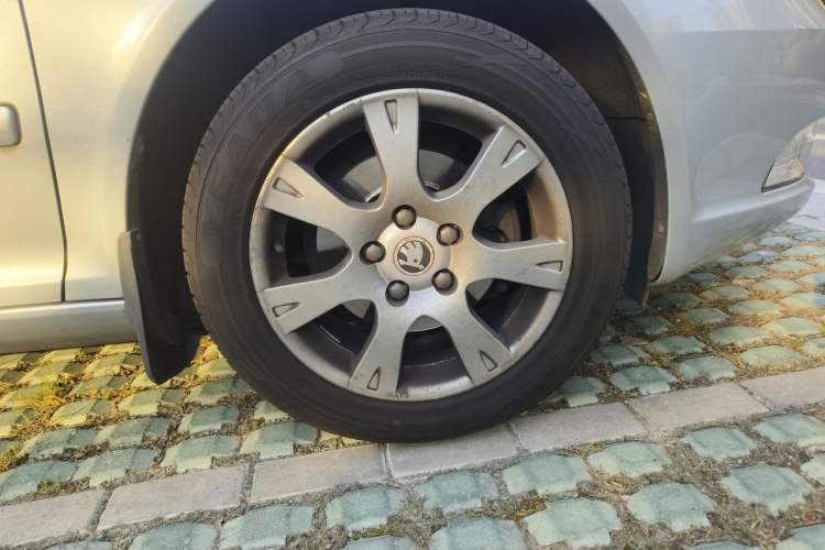 Used Skoda Octavia 2015 Classic Model 1.6L Automatic Yijie Version Right Front Wheel Hub