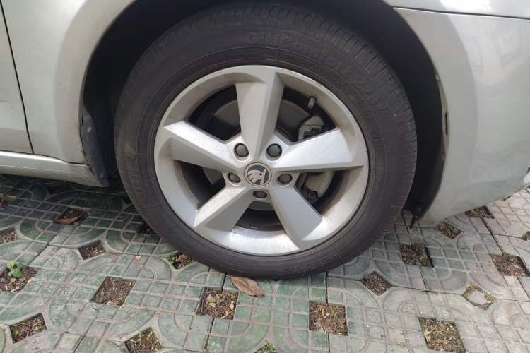 Used Skoda Octavia 2015 1.6L Manual Yijun Edition Right Front Wheel Hub