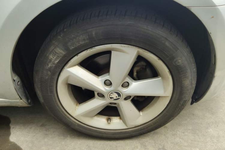 Used Skoda Octavia 2015 1.6L Manual Yijie Edition Right Front Wheel Hub