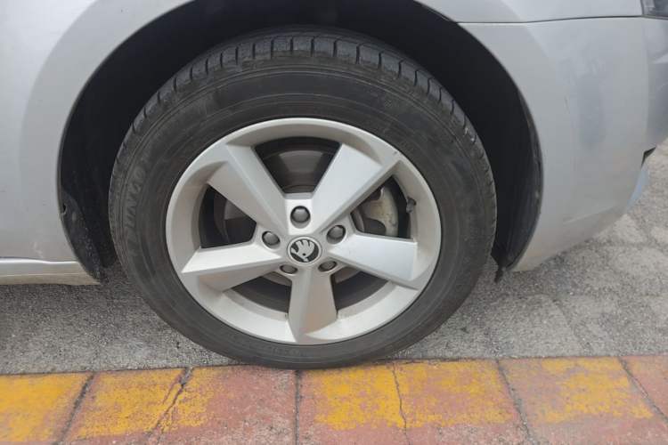 Used Skoda Octavia 2015 1.6L Automatic Yijie Edition Right Front Wheel Hub