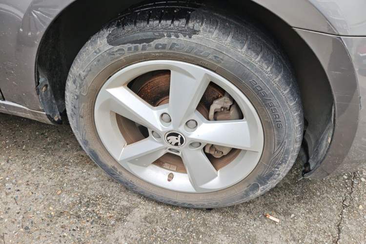Used Skoda Octavia 2015 1.6L Automatic Yijun Edition Right Front Wheel Hub