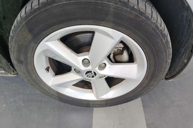 Used Skoda Octavia 2015 1.6L Manual Yijun Edition Right Front Wheel Hub
