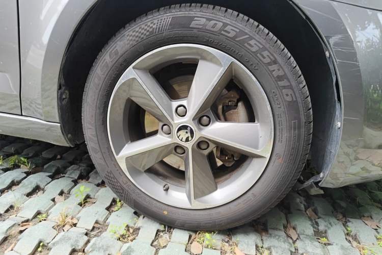 Used Skoda Octavia 2015 1.6L Manual Yijie Edition Right Front Wheel Hub