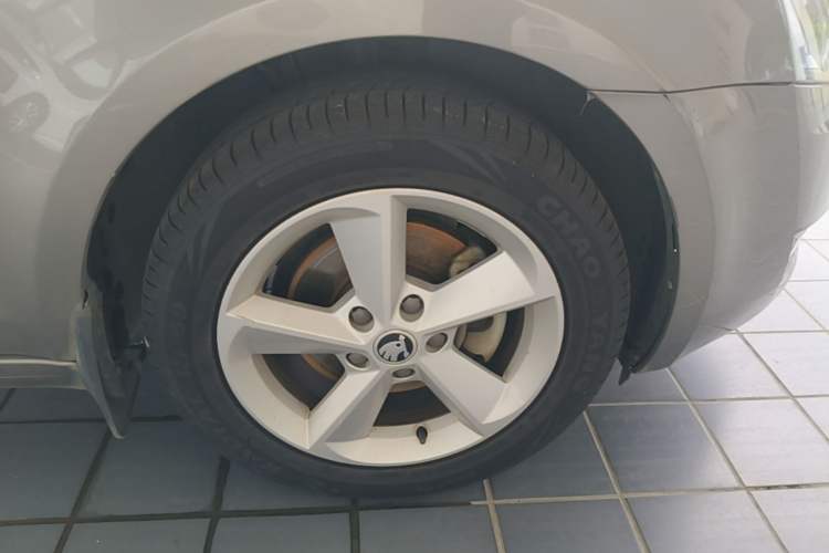 Used Skoda Octavia 2015 1.6L Automatic Yijie Edition Right Front Wheel Hub