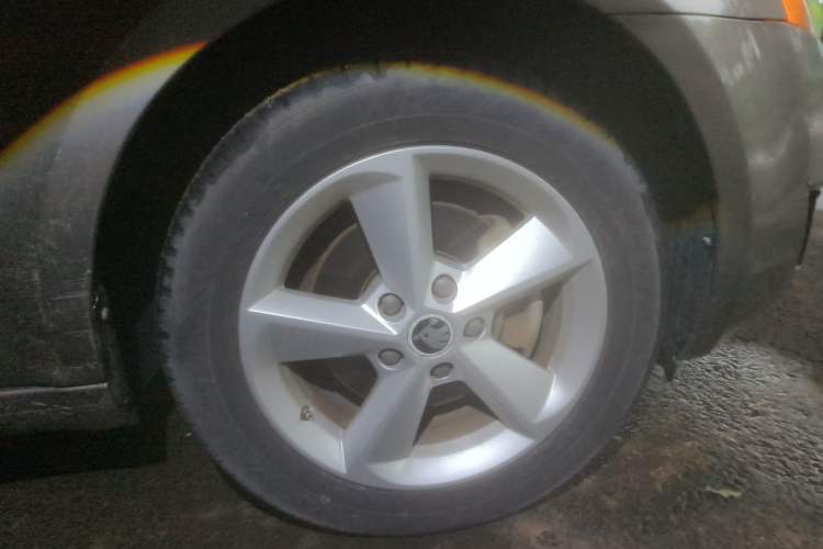 Used Skoda Octavia 2015 1.6L Automatic Yijie Edition Right Front Wheel Hub