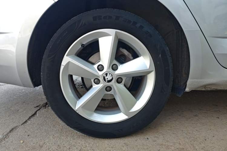 Used Skoda Octavia 2015 1.6L Automatic Yijie Edition Right Rear Wheel Hub