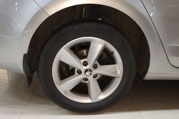 Used Skoda Octavia 2015 1.6L Automatic Yijun Edition Right Rear Wheel Hub