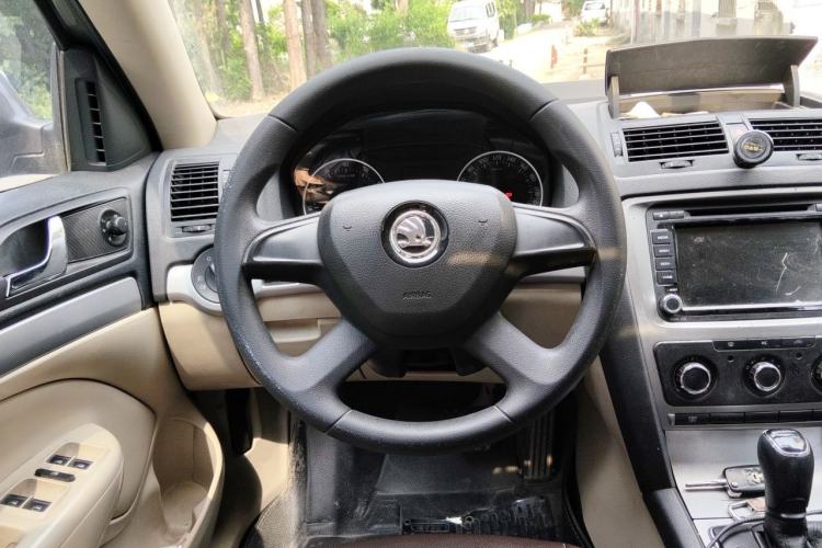 Used Skoda Octavia 2015 Classic Model 1.6L Automatic Yijie Version Steering Wheel