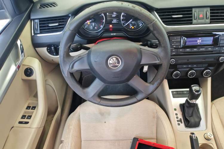 Used Skoda Octavia 2015 1.6L Automatic Yijie Edition Steering Wheel