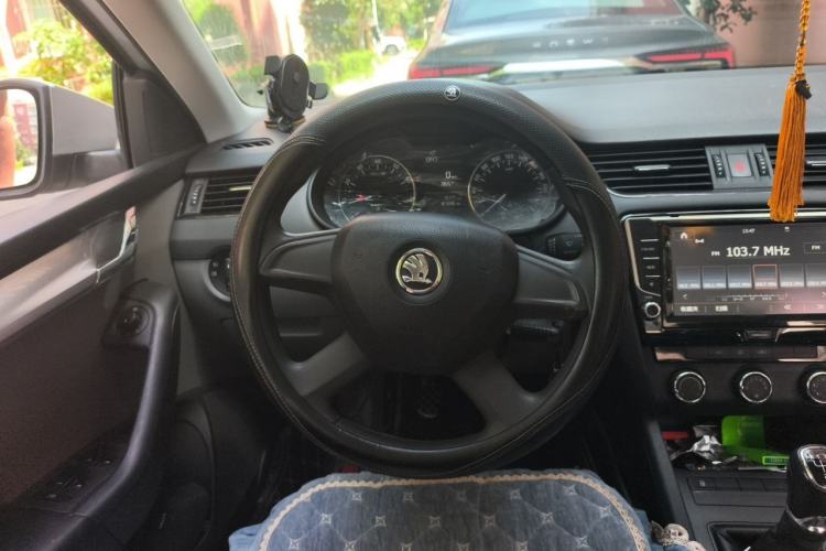 Used Skoda Octavia 2015 1.6L Manual Eado Edition Steering Wheel