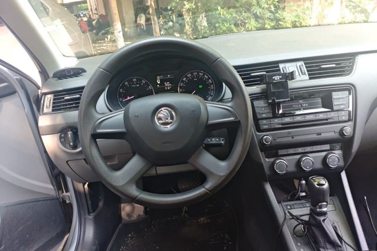 Used Skoda Octavia 2015 1.6L Automatic Eado Edition Steering Wheel