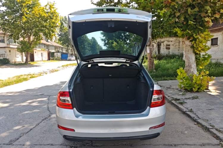 Used Skoda Octavia 2015 1.6L Automatic Yijie Edition Trunk