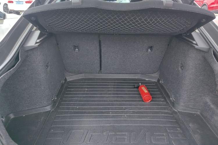 Used Skoda Octavia 2015 1.6L Automatic Yijun Edition Trunk