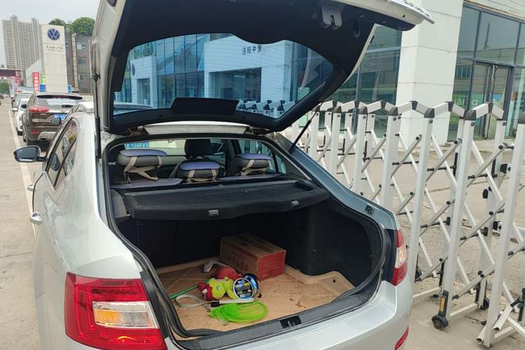 Used Skoda Octavia 2015 1.6L Automatic Yijun Edition Trunk