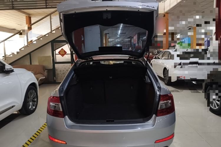Used Skoda Octavia 2015 1.6L Automatic Yijun Edition Trunk