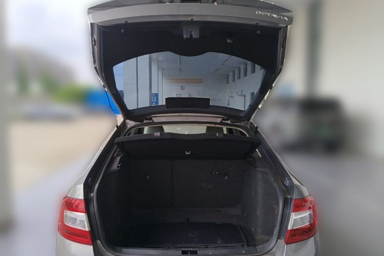 Used Skoda Octavia 2015 1.6L Automatic Yijie Edition Trunk