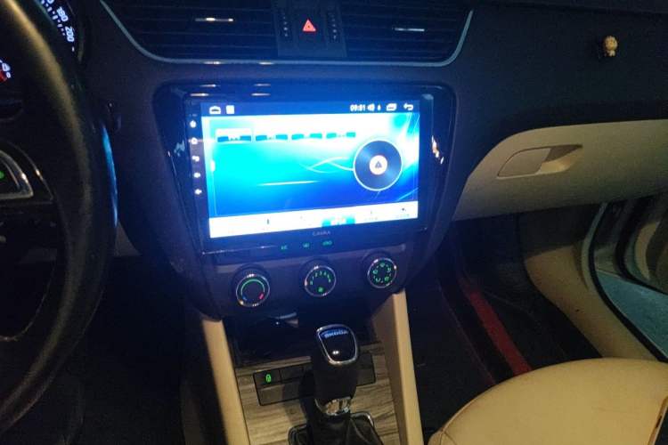 Used Skoda Octavia 2015 1.6L Automatic Yijun Edition Audio And AC Panel